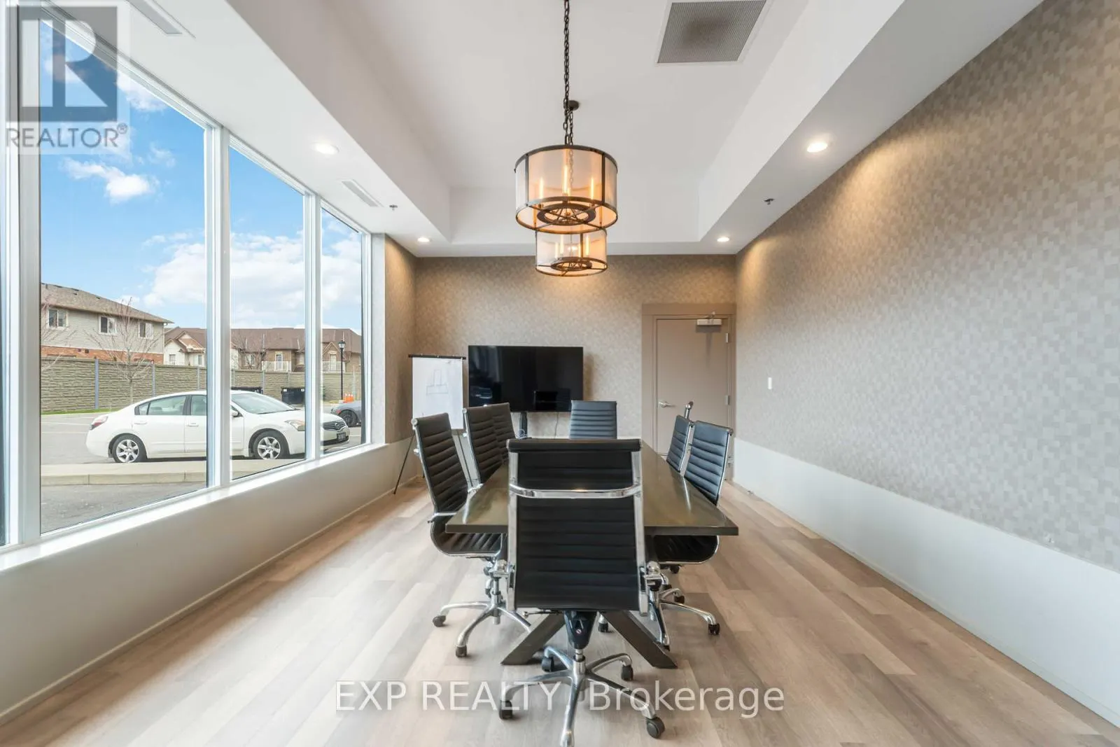 807 - 550 NORTH SERVICE ROAD