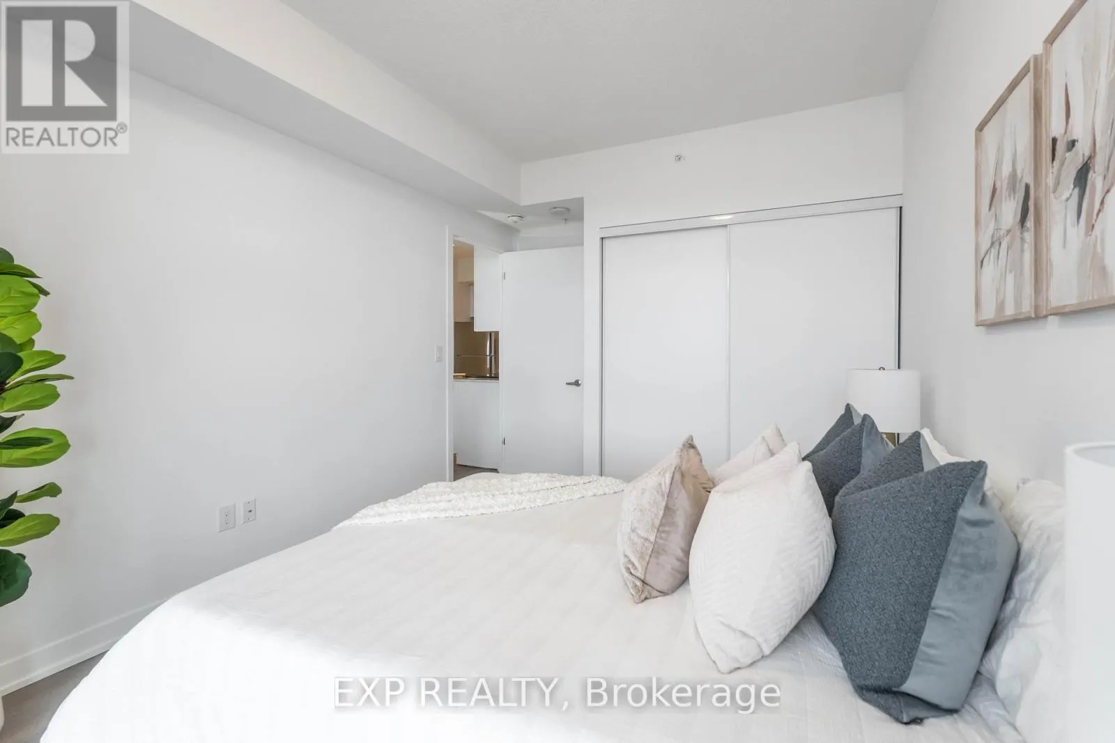 807 - 550 NORTH SERVICE ROAD