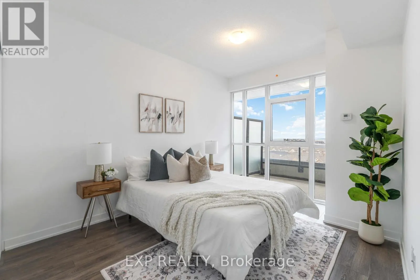 807 - 550 NORTH SERVICE ROAD