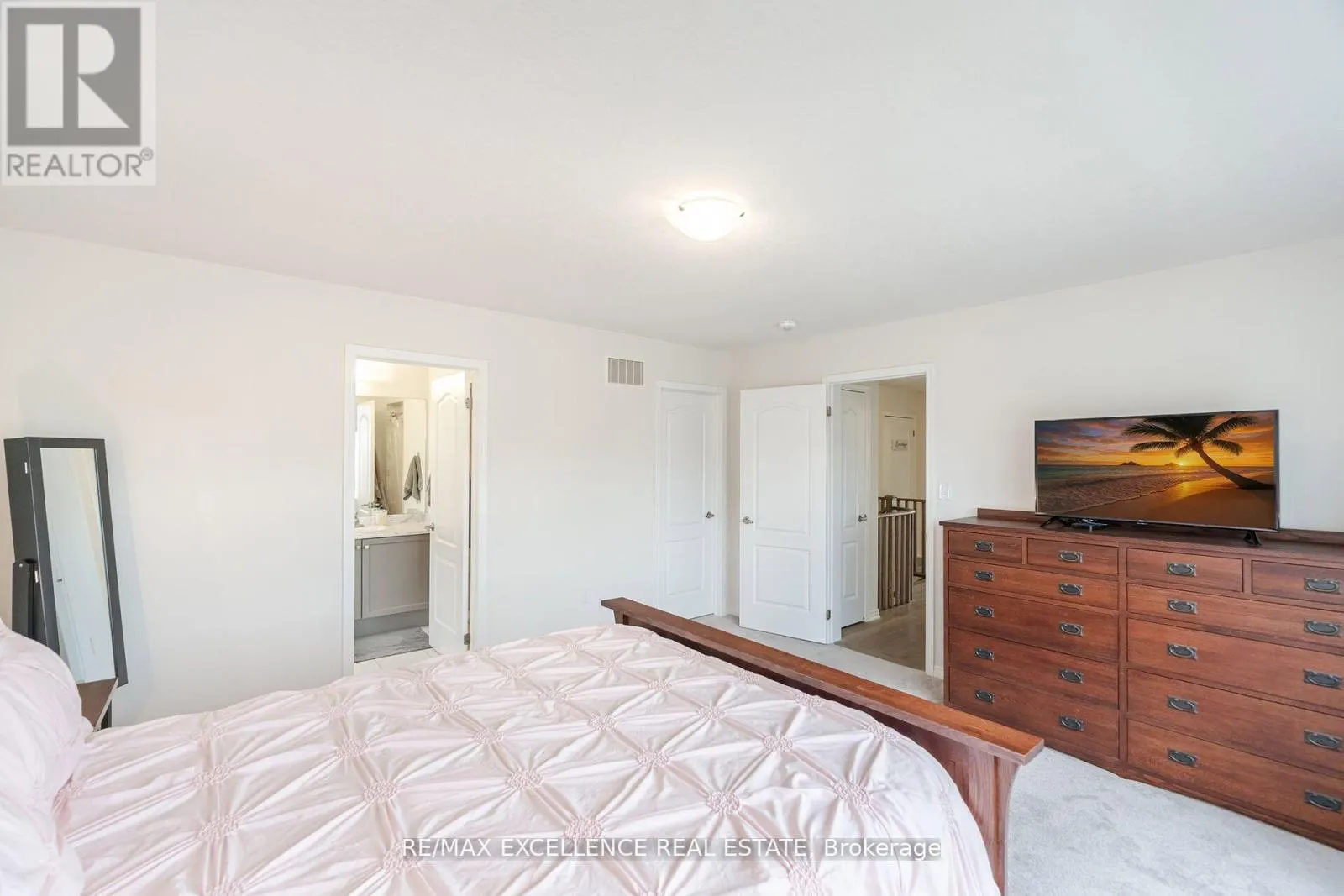 53 OAKTREE DRIVE