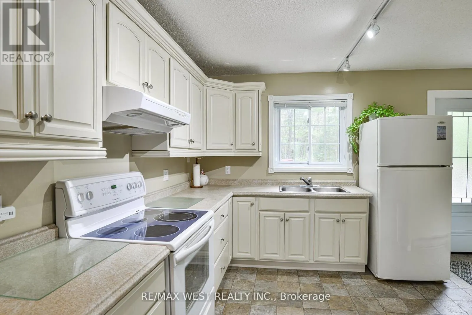 1 - 1162 BURLMARIE ROAD