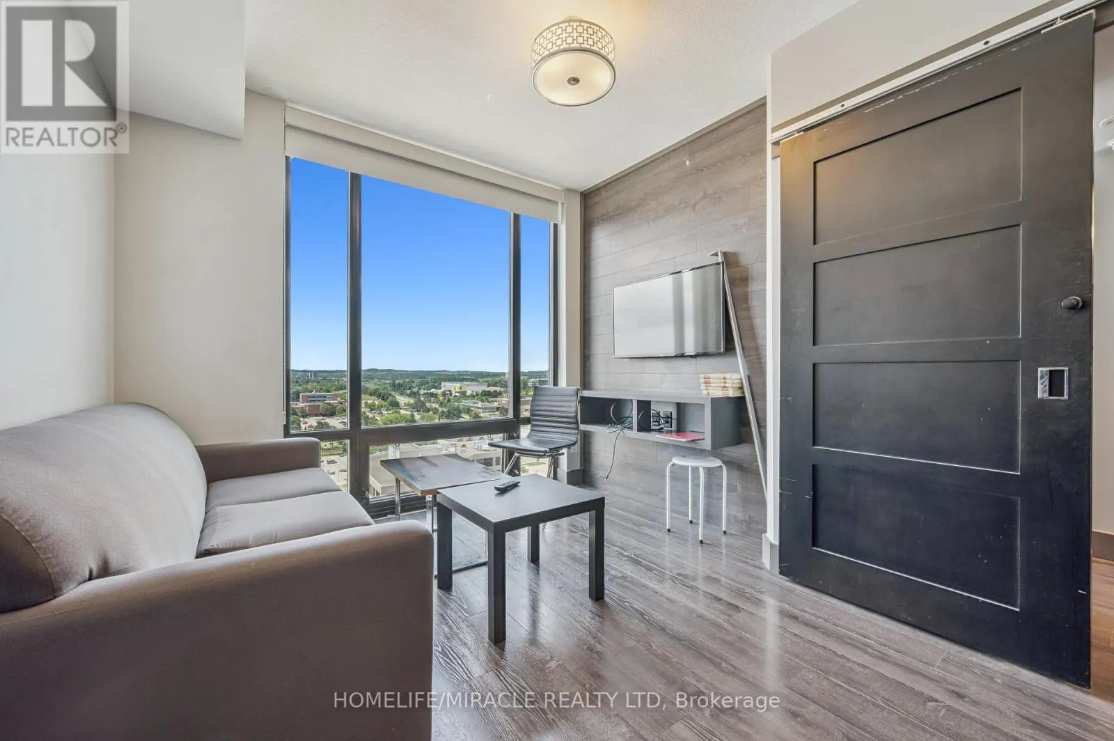 T1-1901 - 330 PHILLIP STREET S