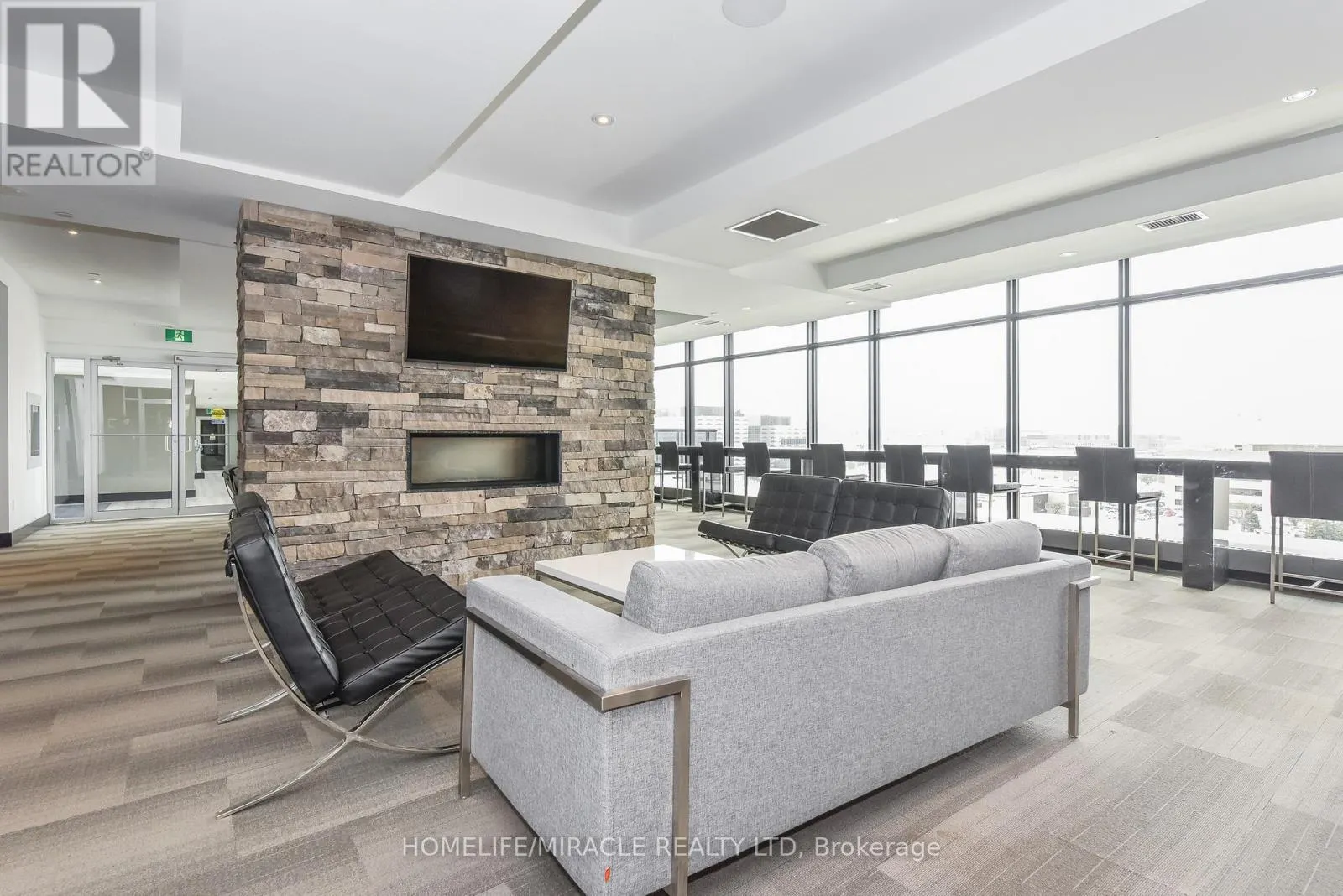 T1-1901 - 330 PHILLIP STREET S
