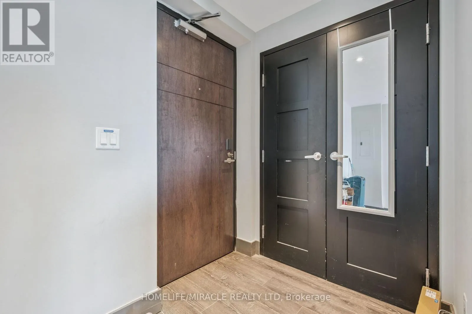 T1-1901 - 330 PHILLIP STREET S