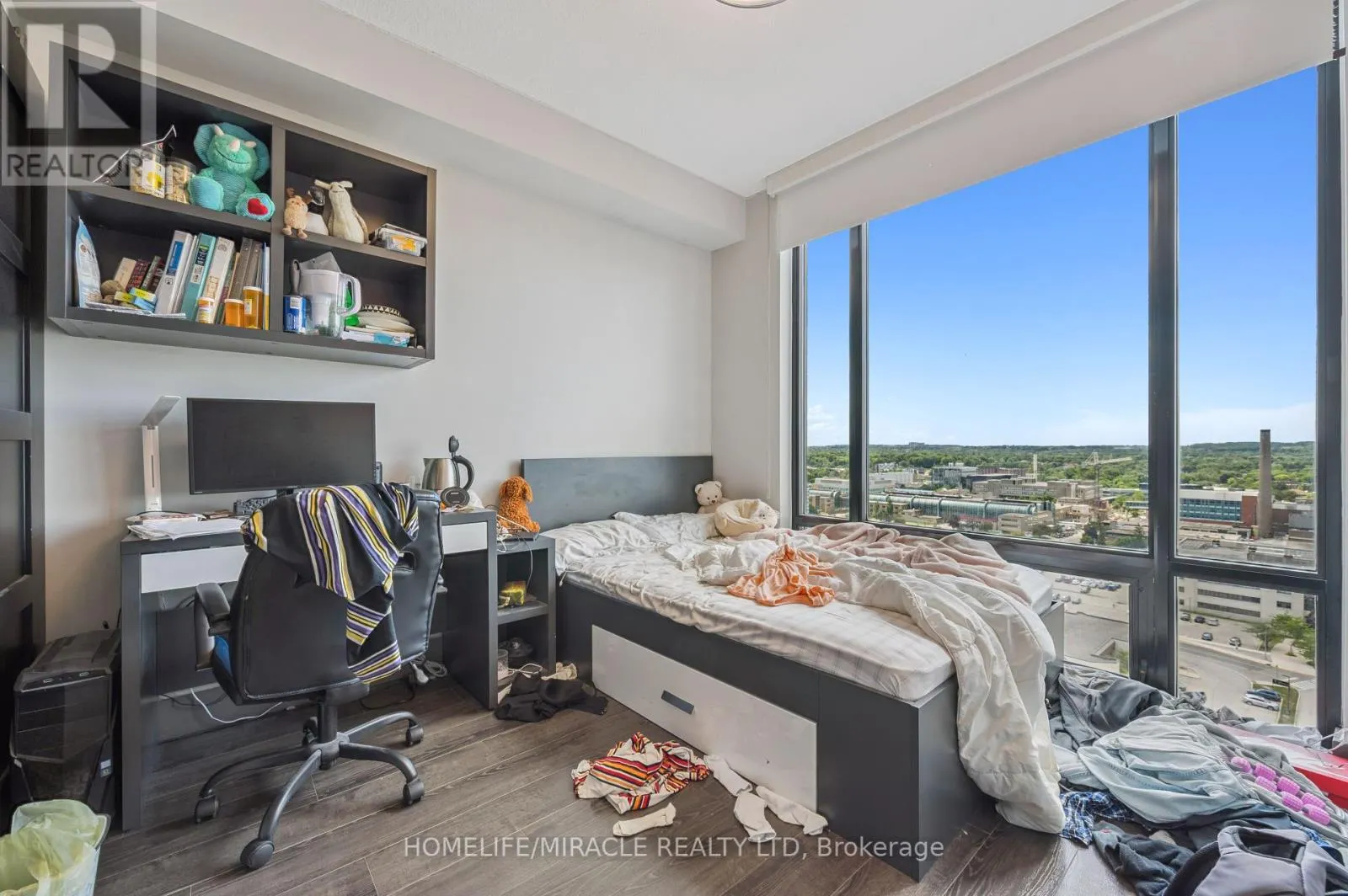 T1-1901 - 330 PHILLIP STREET S