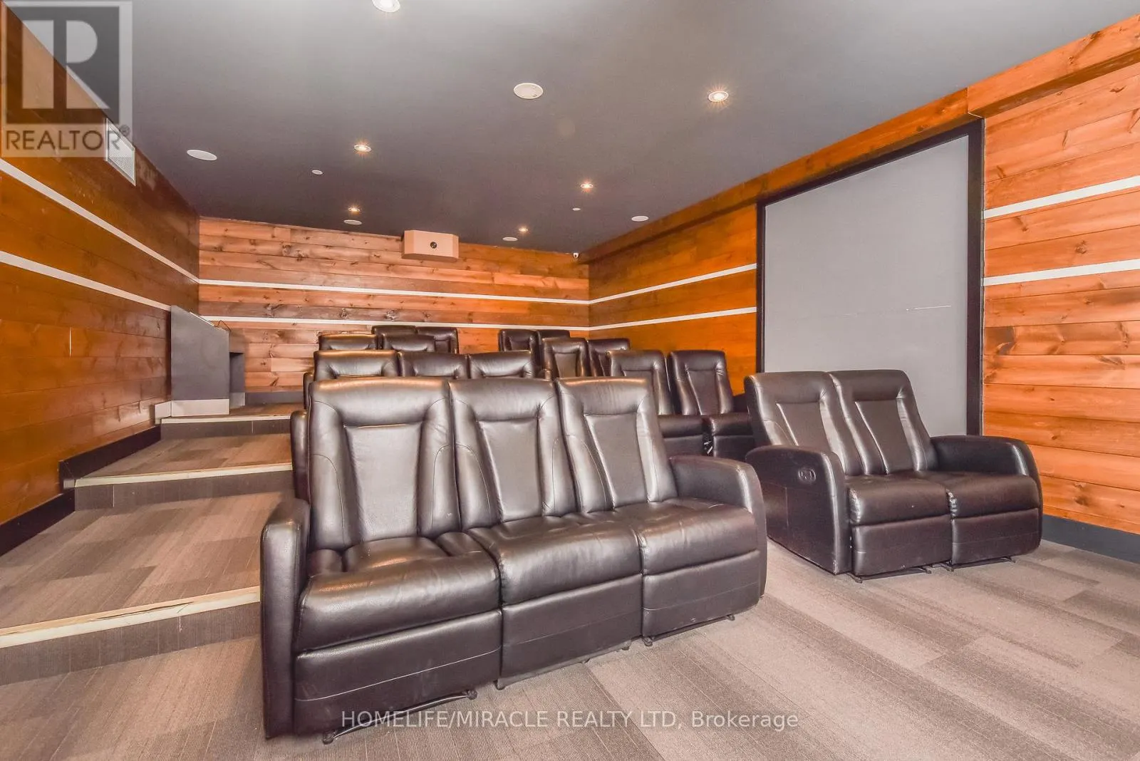 T1-1901 - 330 PHILLIP STREET S
