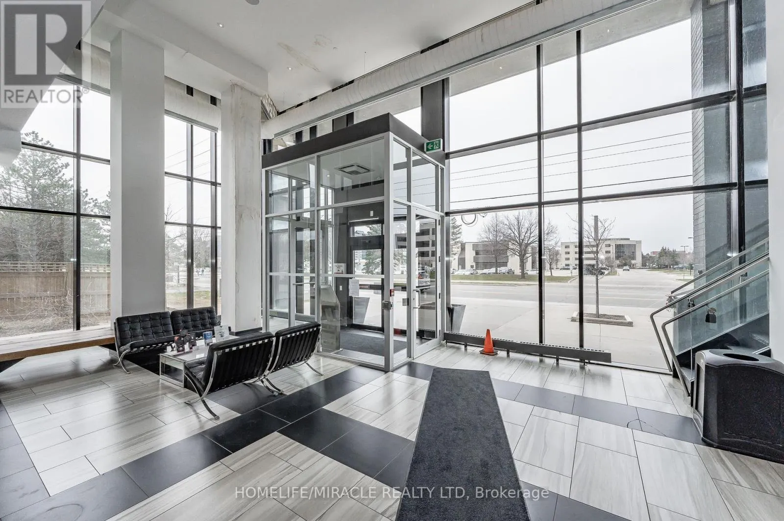 T1-1901 - 330 PHILLIP STREET S