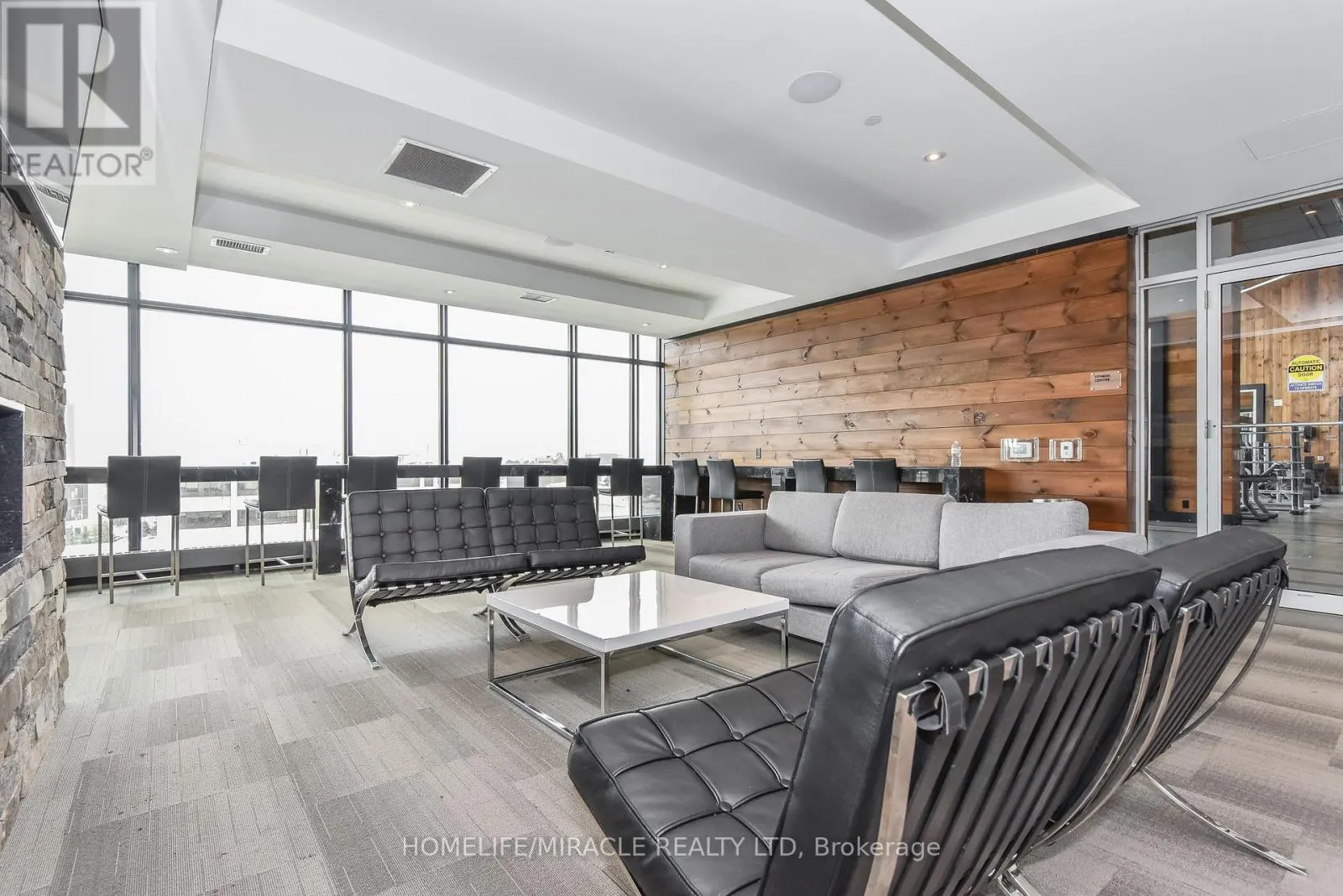 T1-1901 - 330 PHILLIP STREET S