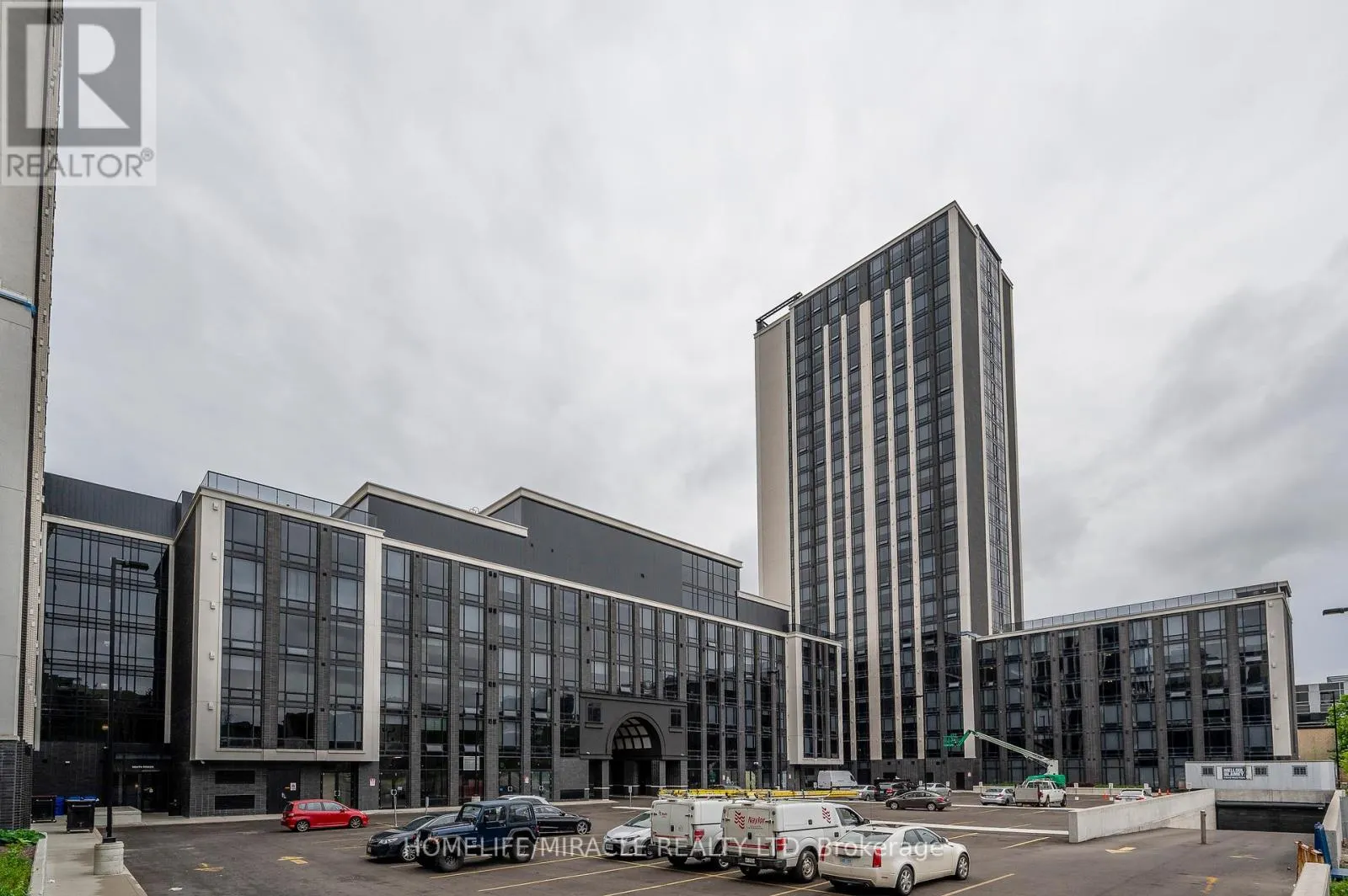 T1-1901 - 330 PHILLIP STREET S