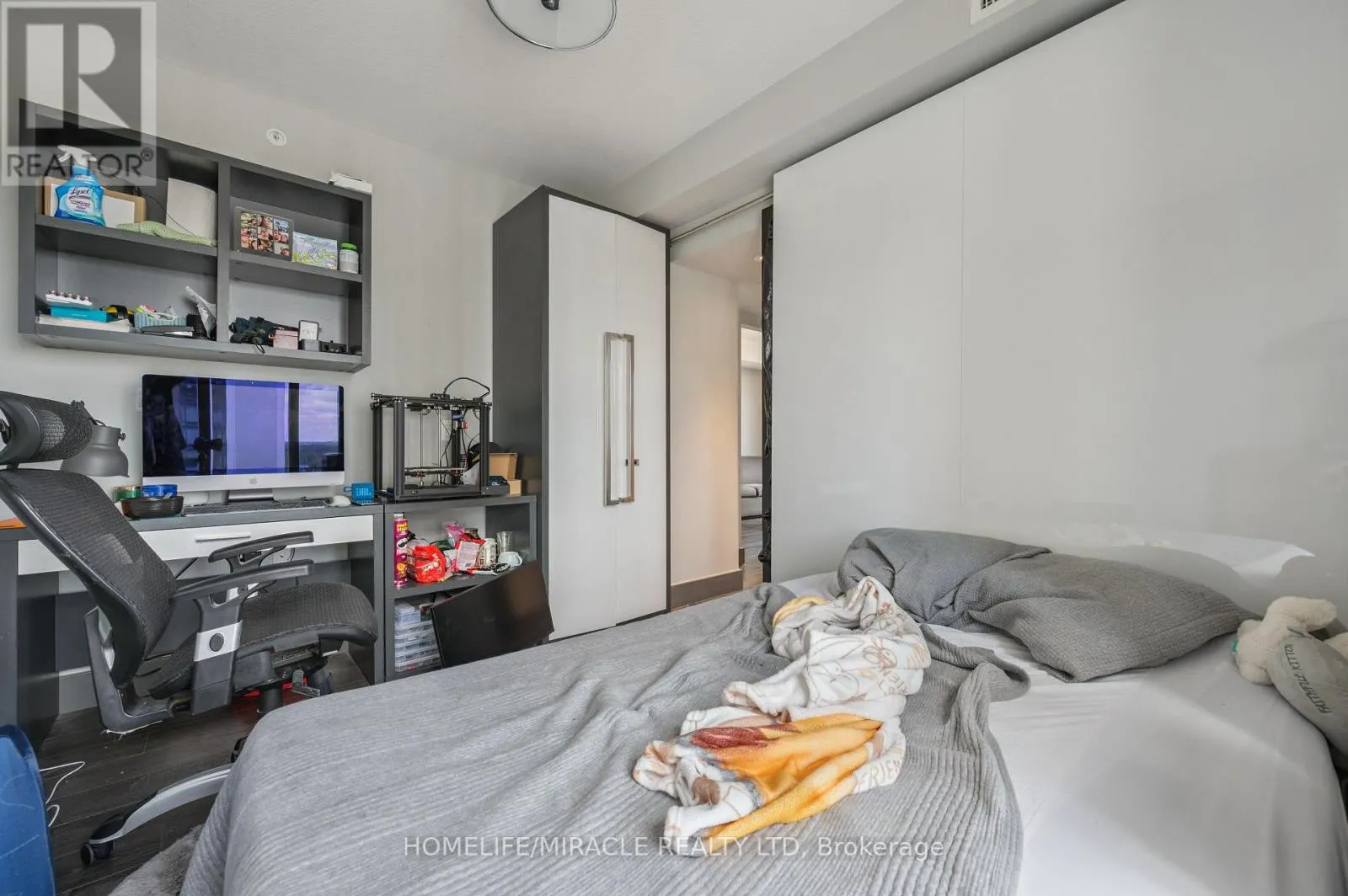 T1-1901 - 330 PHILLIP STREET S