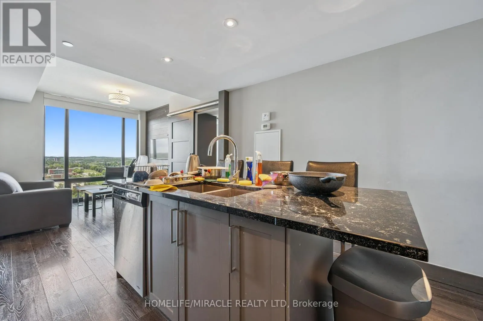 T1-1901 - 330 PHILLIP STREET S