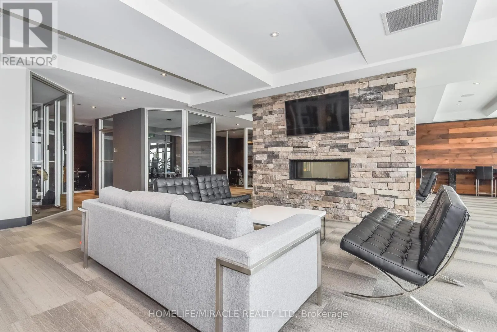 T1-1901 - 330 PHILLIP STREET S