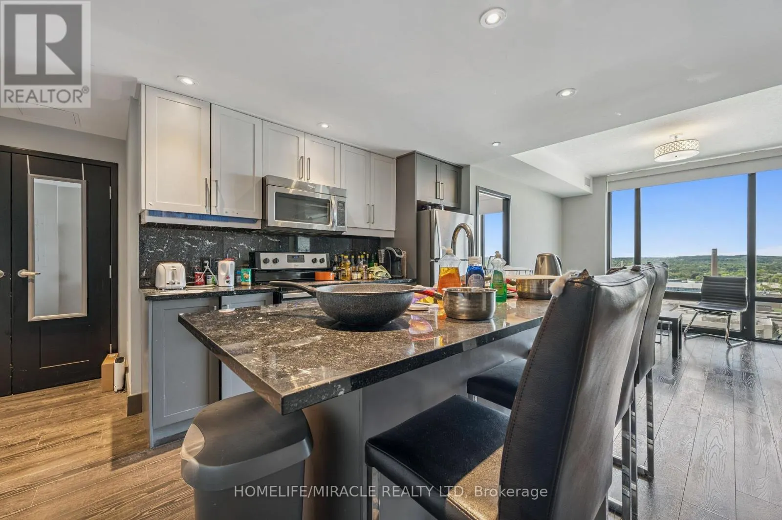 T1-1901 - 330 PHILLIP STREET S