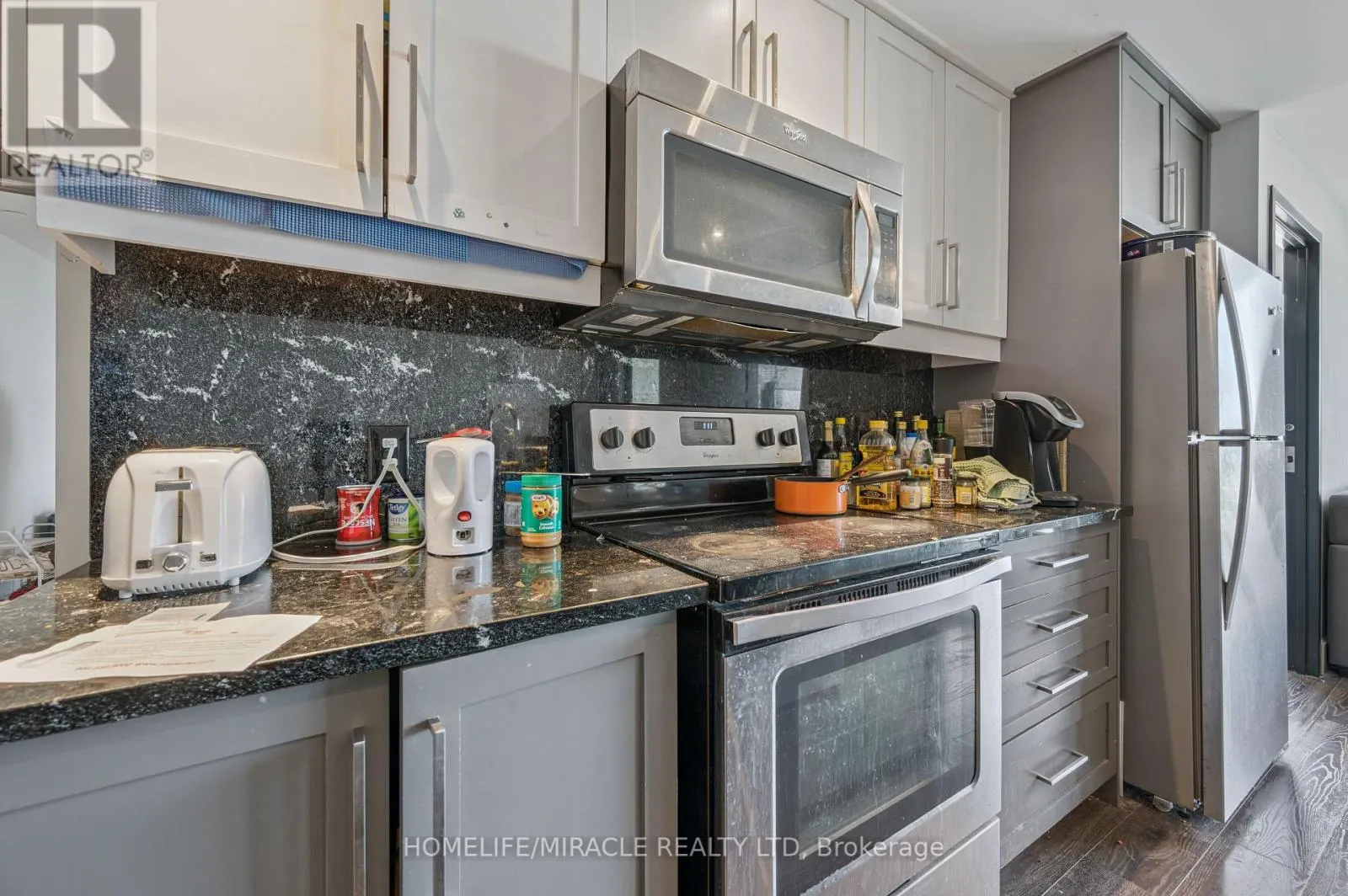 T1-1901 - 330 PHILLIP STREET S