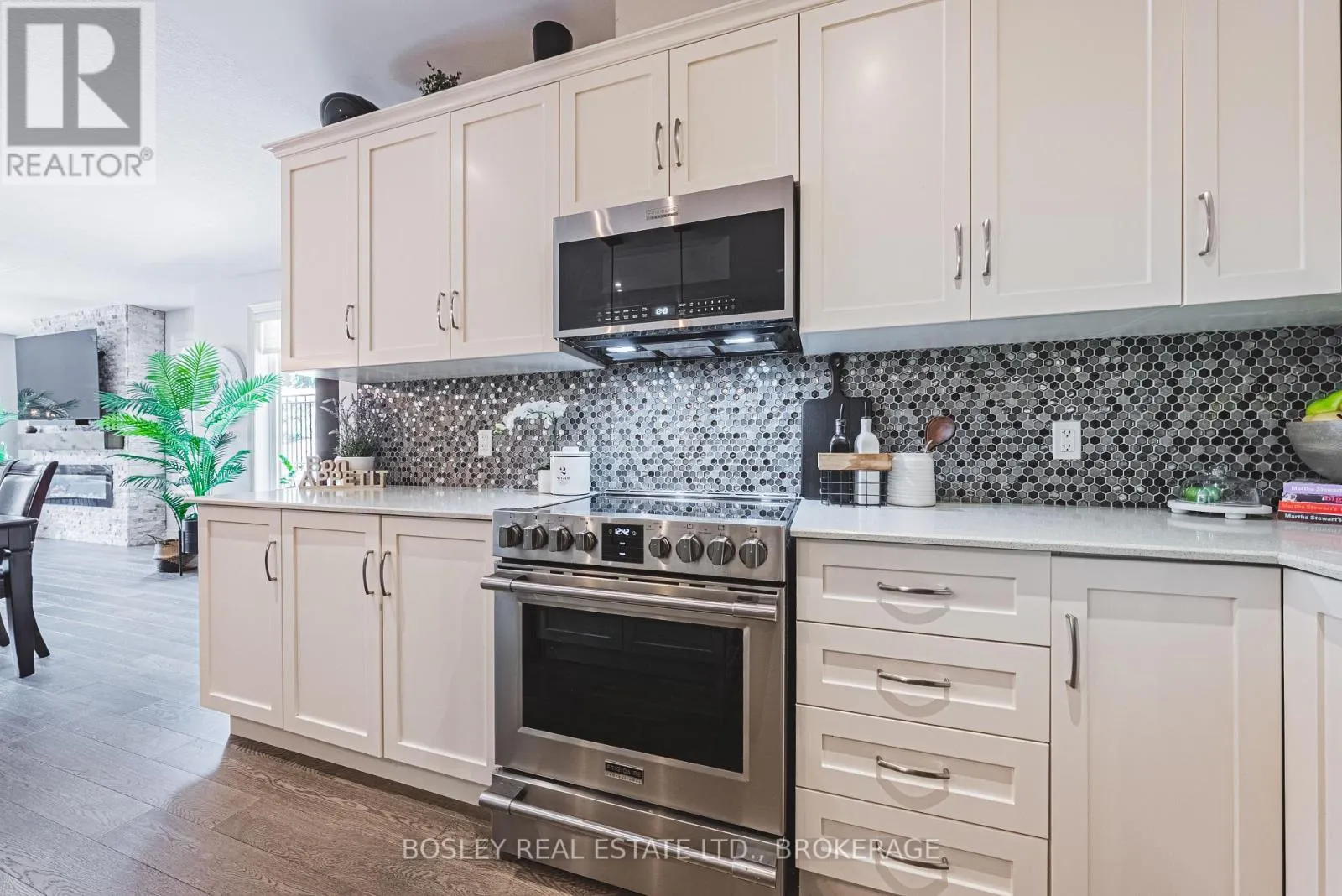 10 - 2848 KING STREET, #10