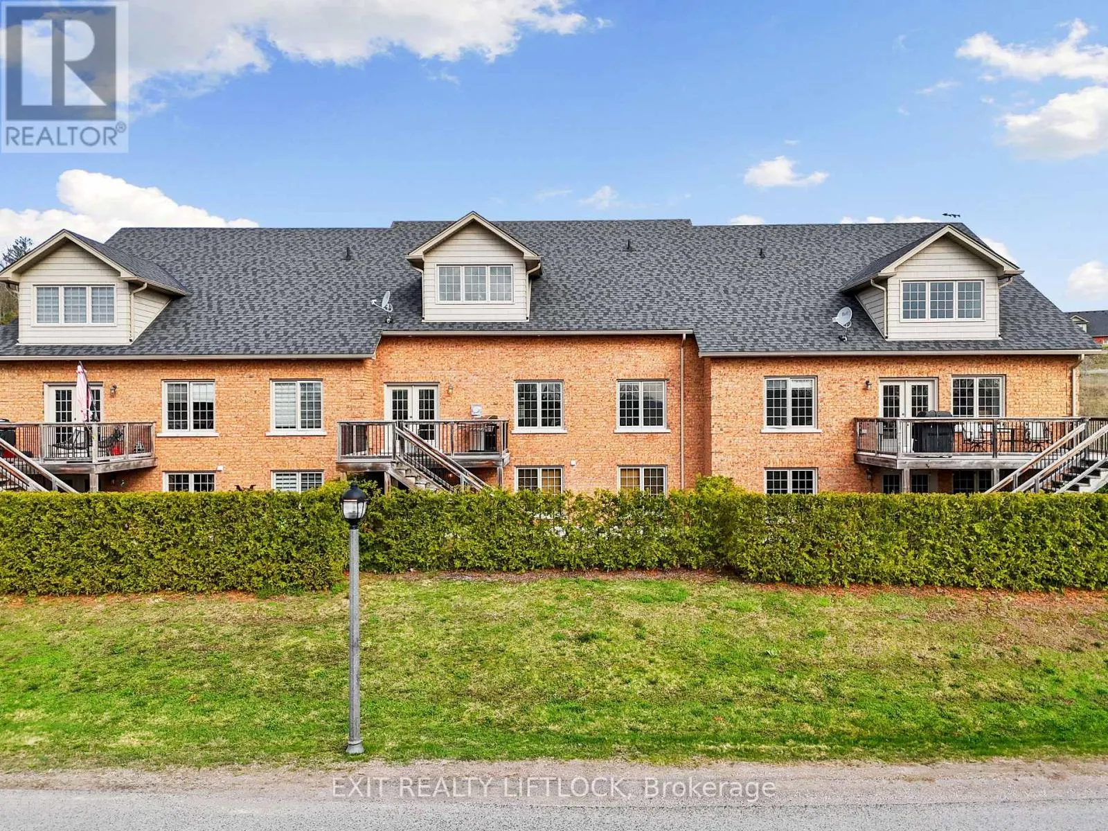 10 - 68 BLOSSOM COURT, #10