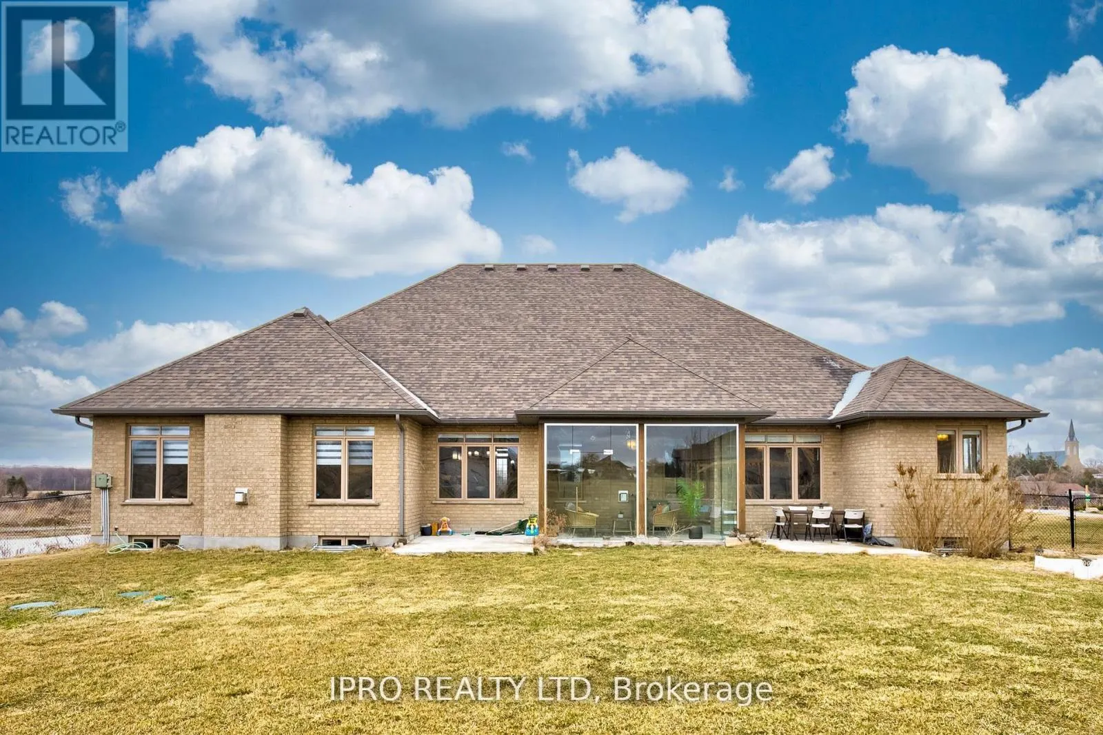 111 SUNSET HILLS CRESCENT