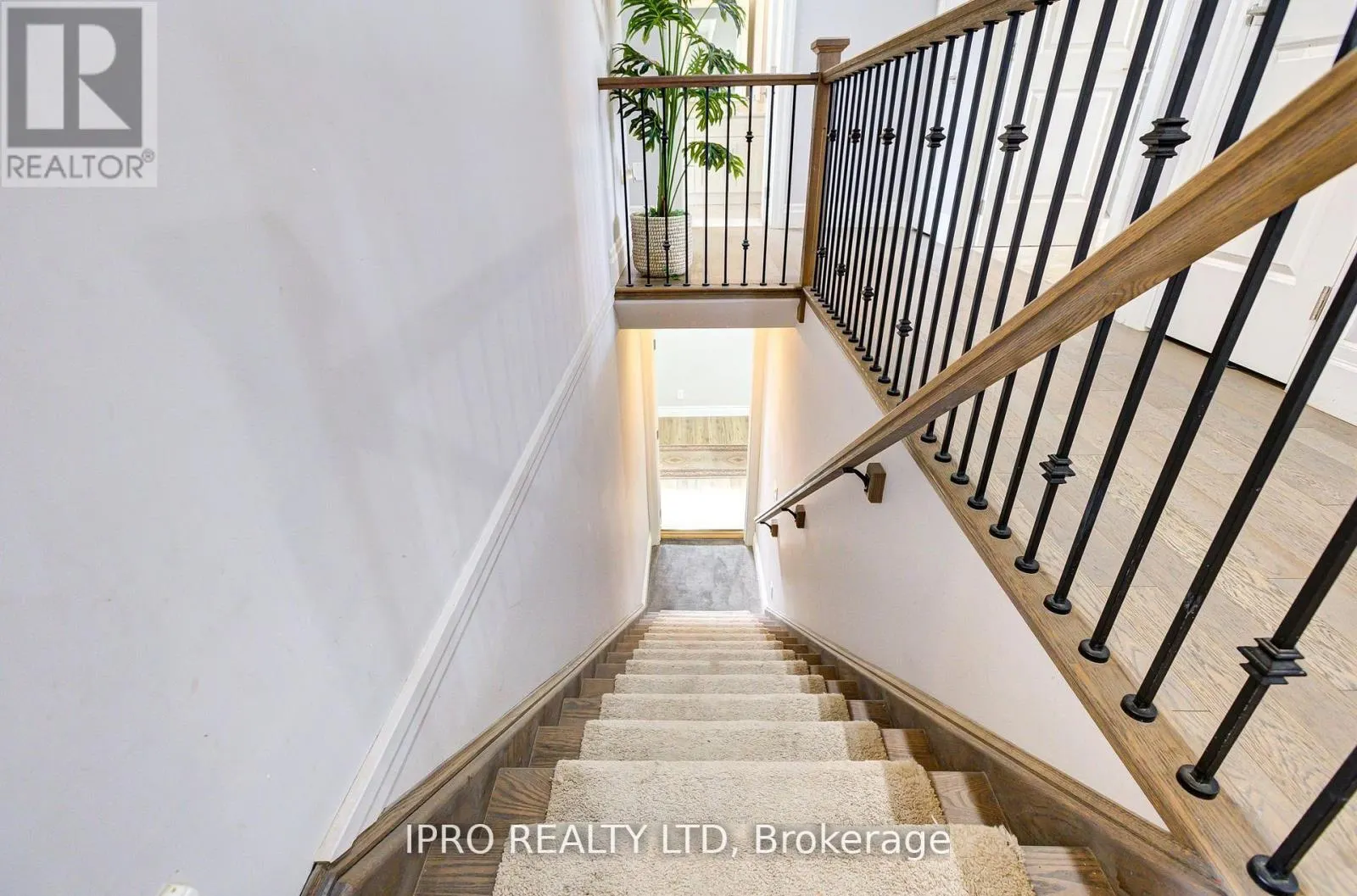 111 SUNSET HILLS CRESCENT