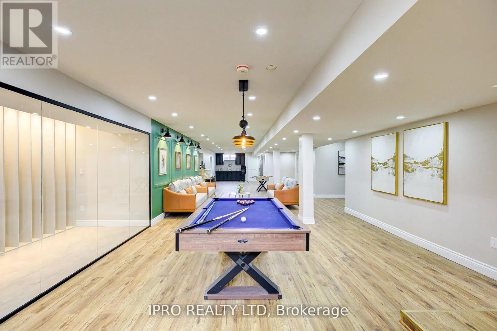 111 SUNSET HILLS CRESCENT