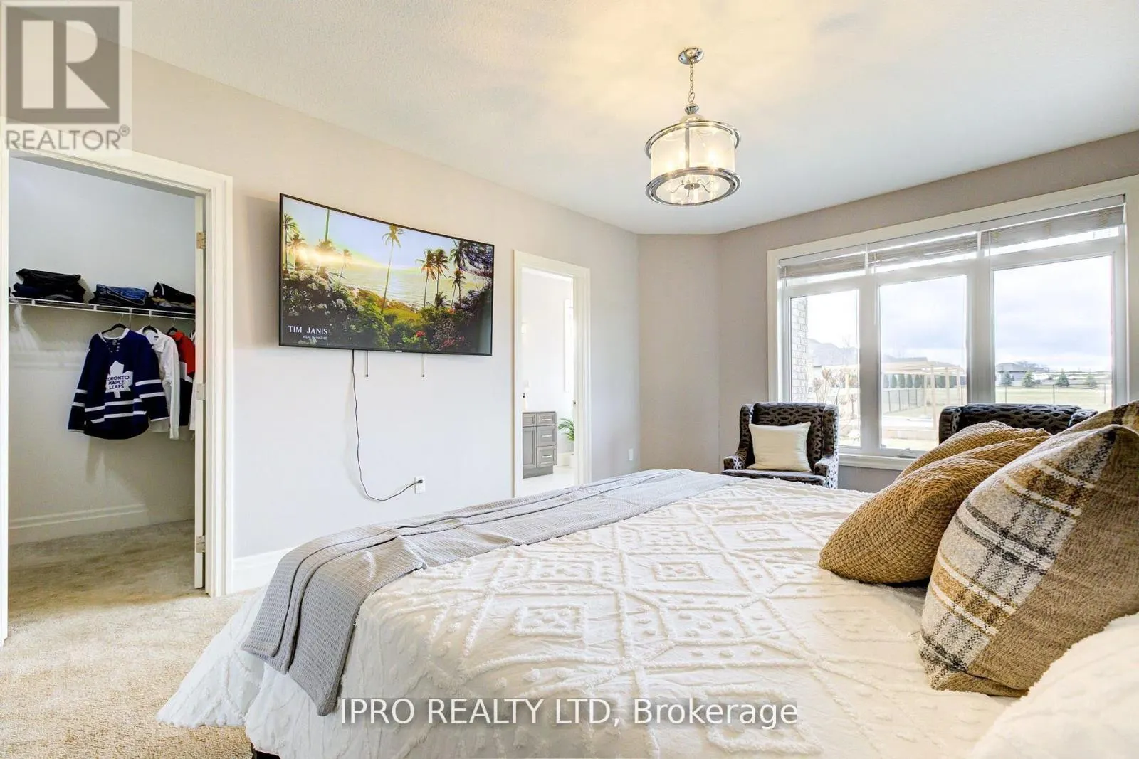 111 SUNSET HILLS CRESCENT