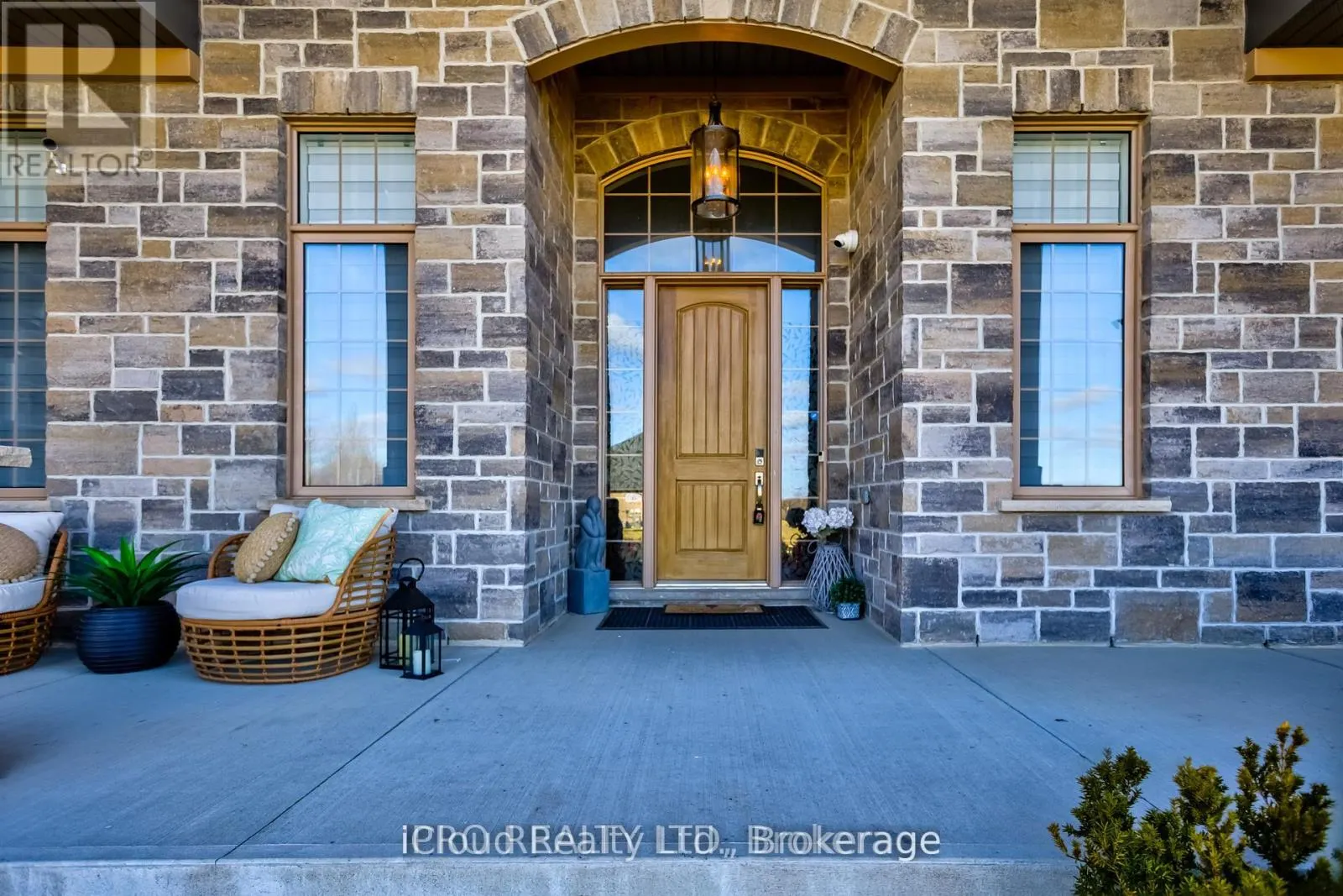 111 SUNSET HILLS CRESCENT