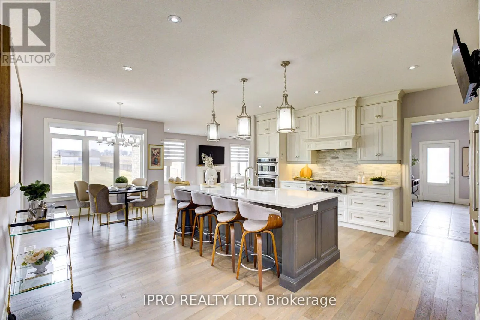111 SUNSET HILLS CRESCENT