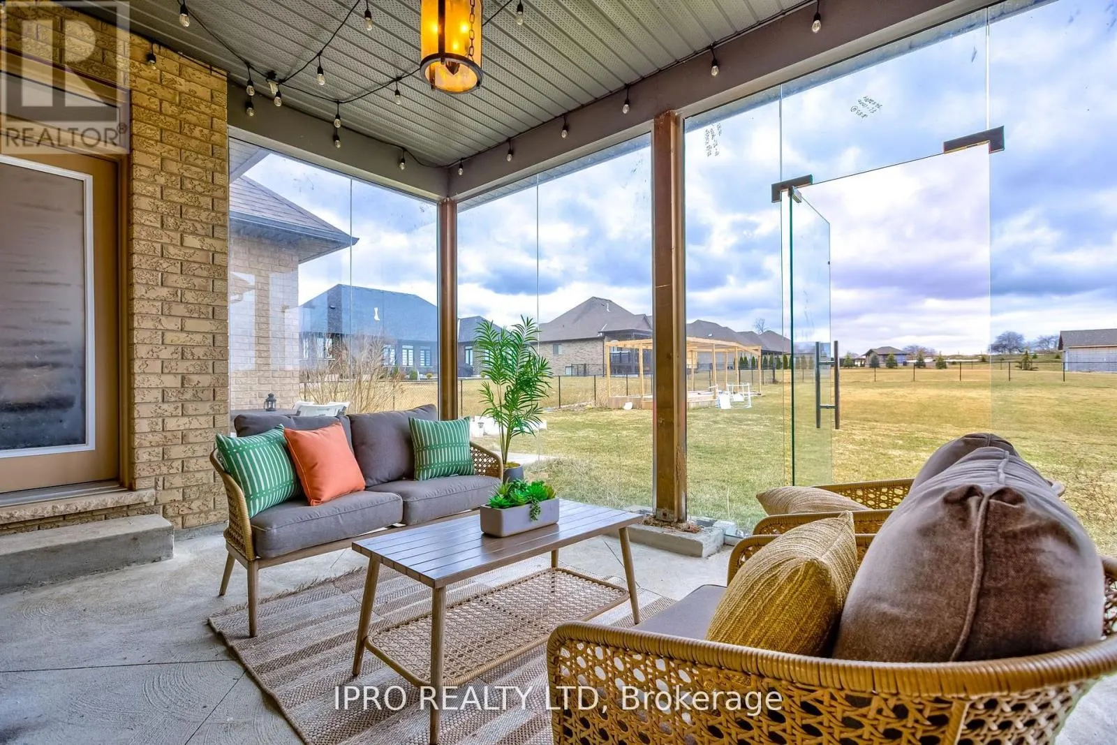 111 SUNSET HILLS CRESCENT