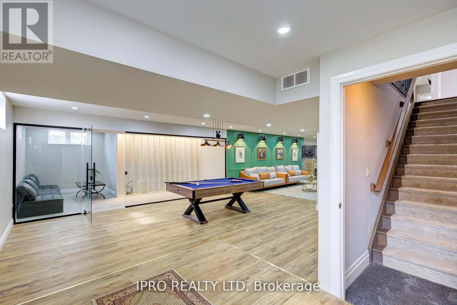111 SUNSET HILLS CRESCENT