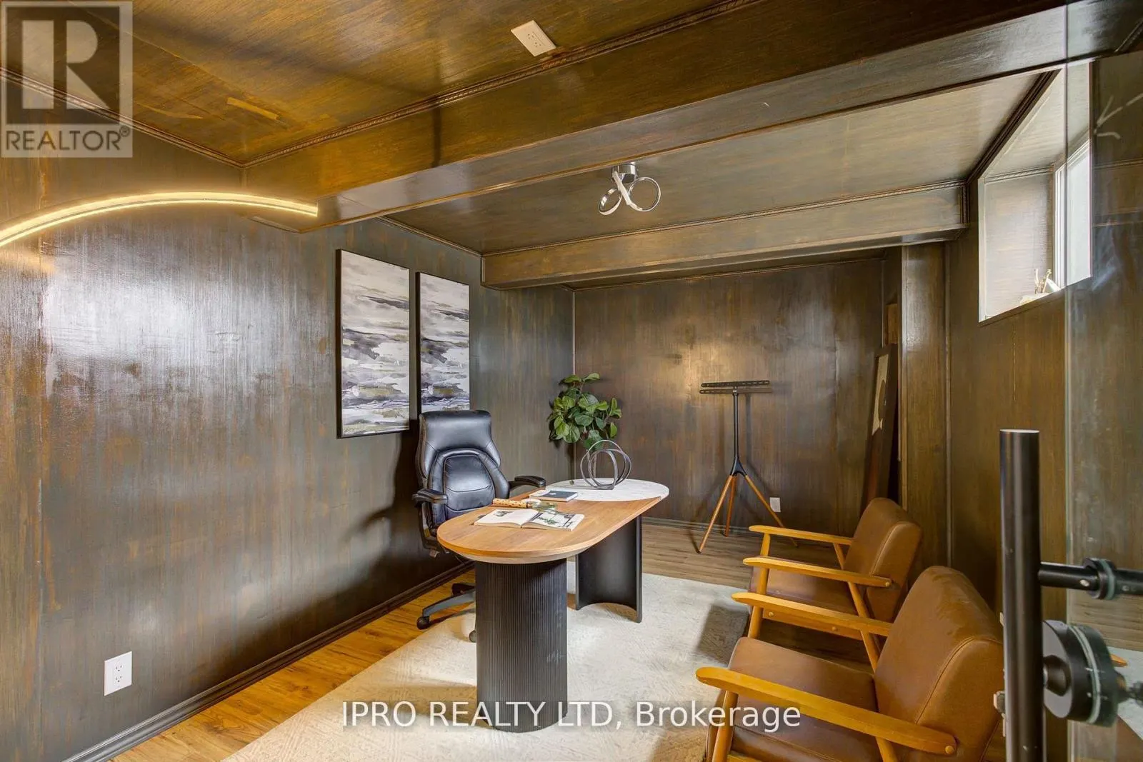 111 SUNSET HILLS CRESCENT