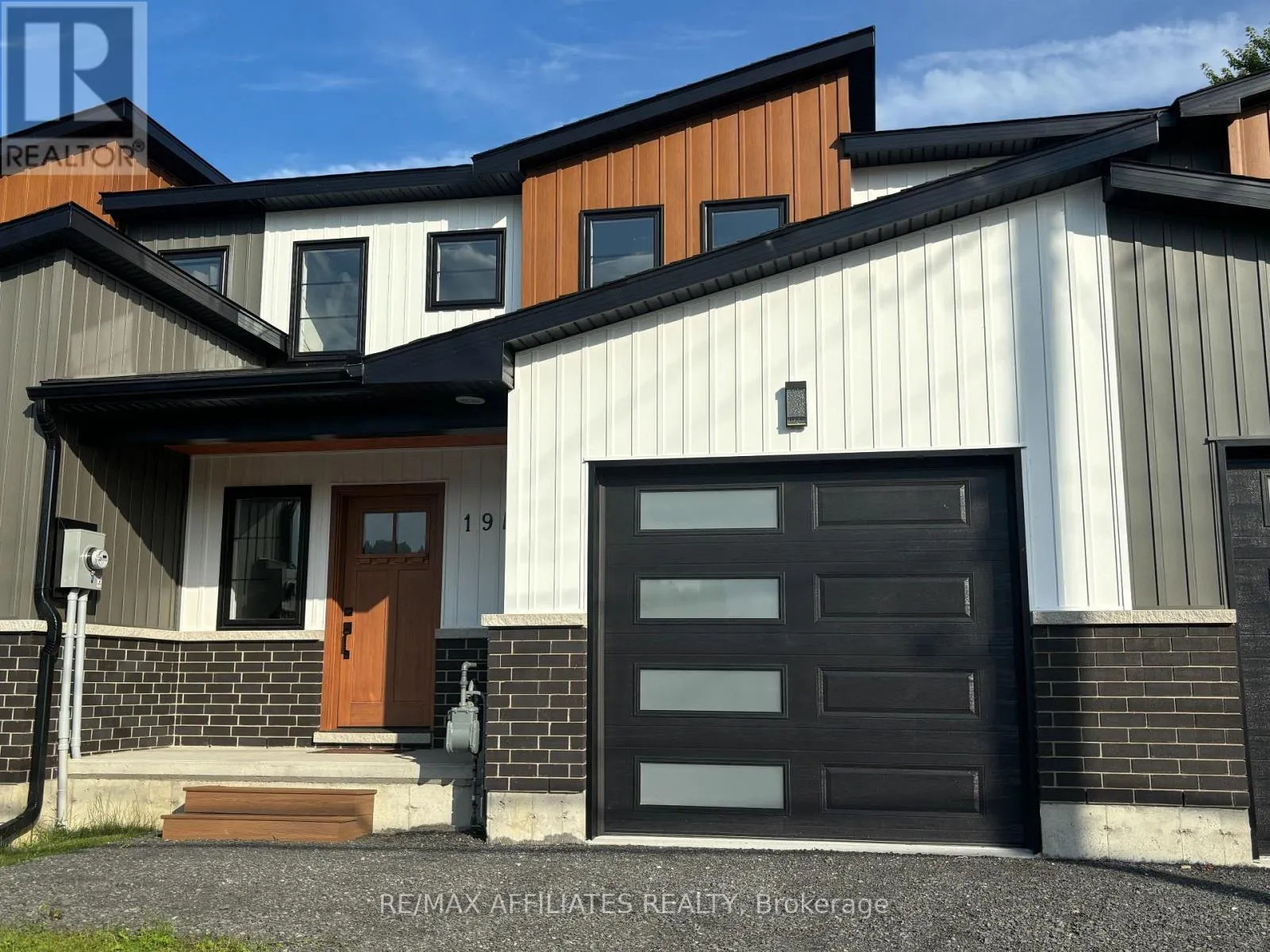 19B DUNDAS STREET