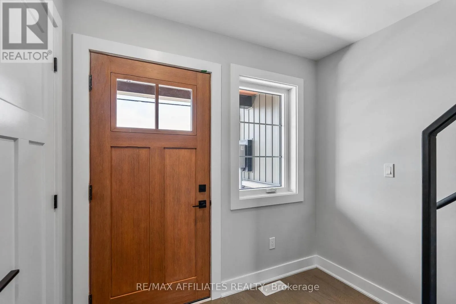 19B DUNDAS STREET