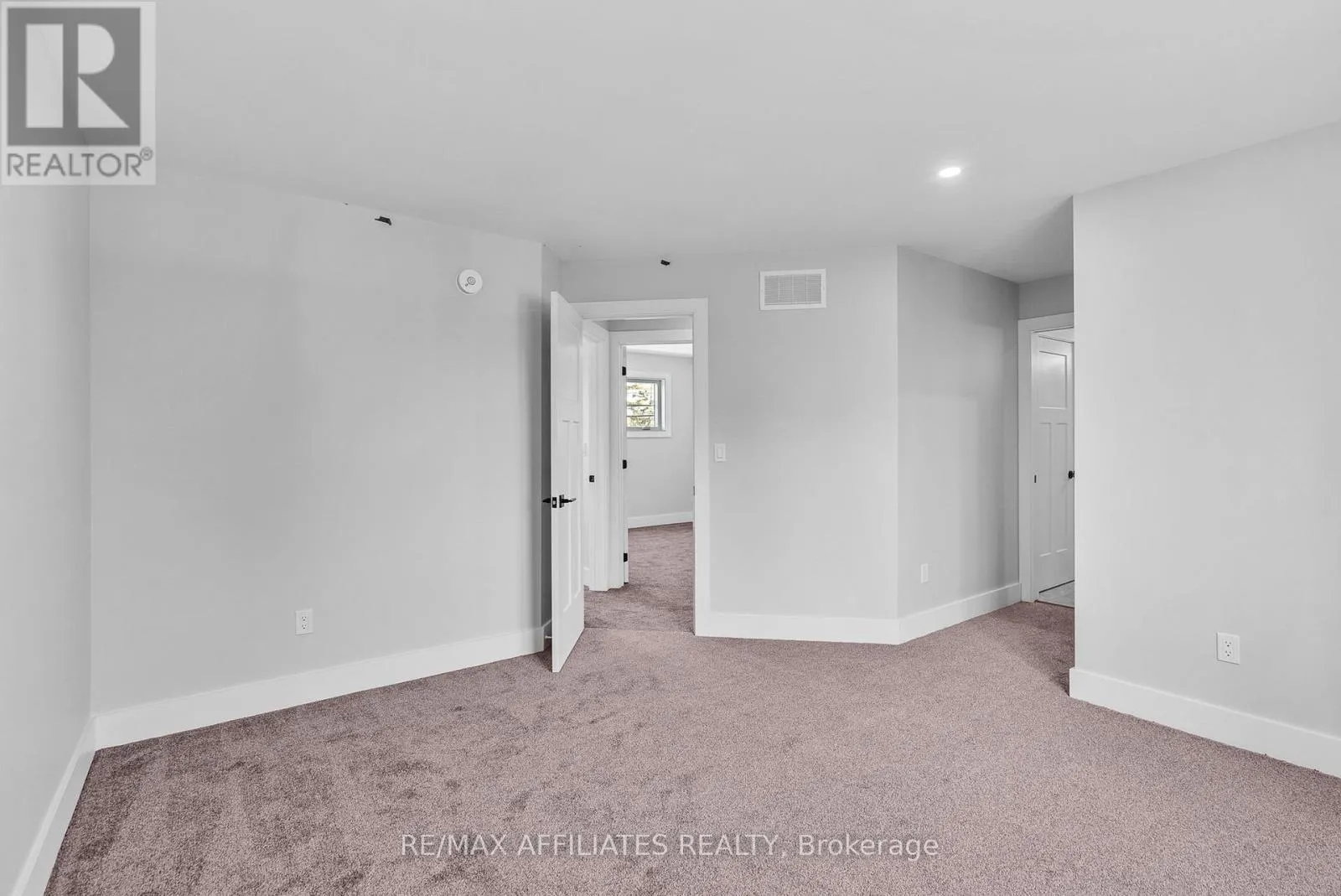 19B DUNDAS STREET