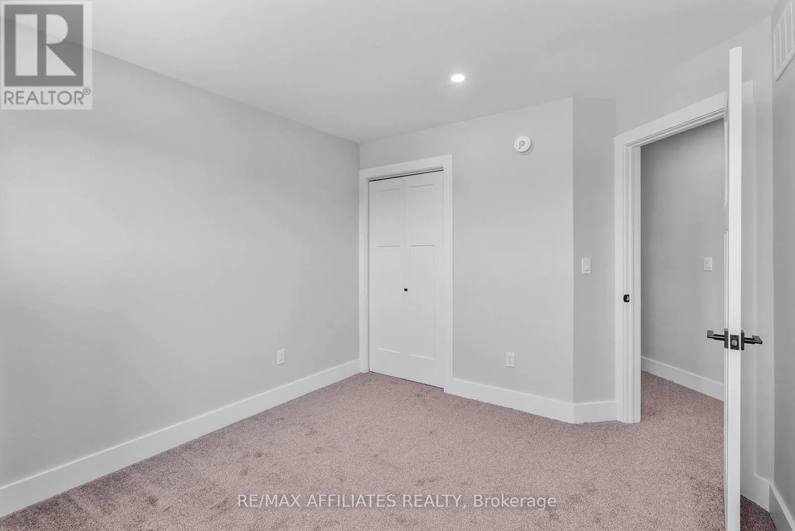 19B DUNDAS STREET