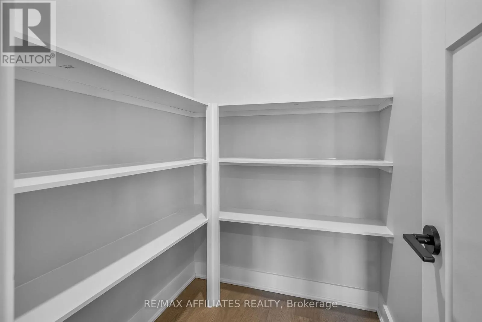 19B DUNDAS STREET