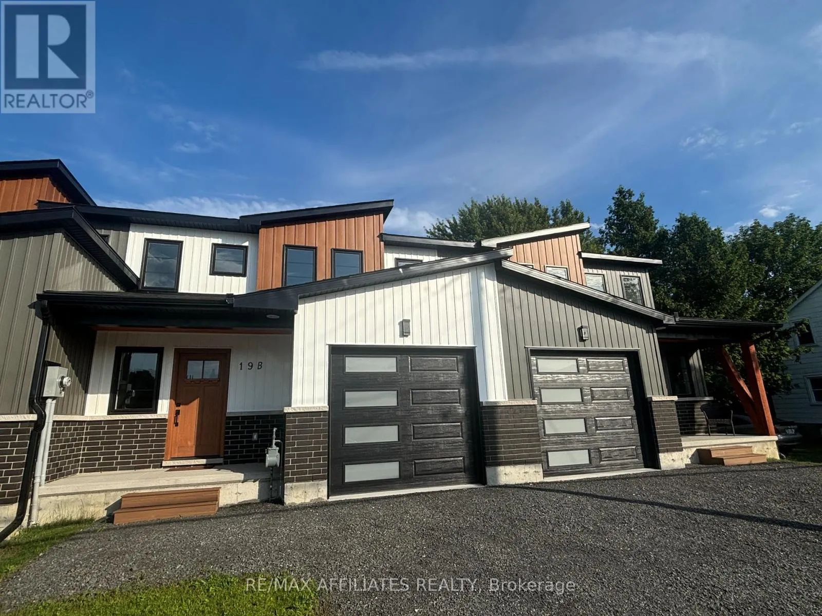 19B DUNDAS STREET