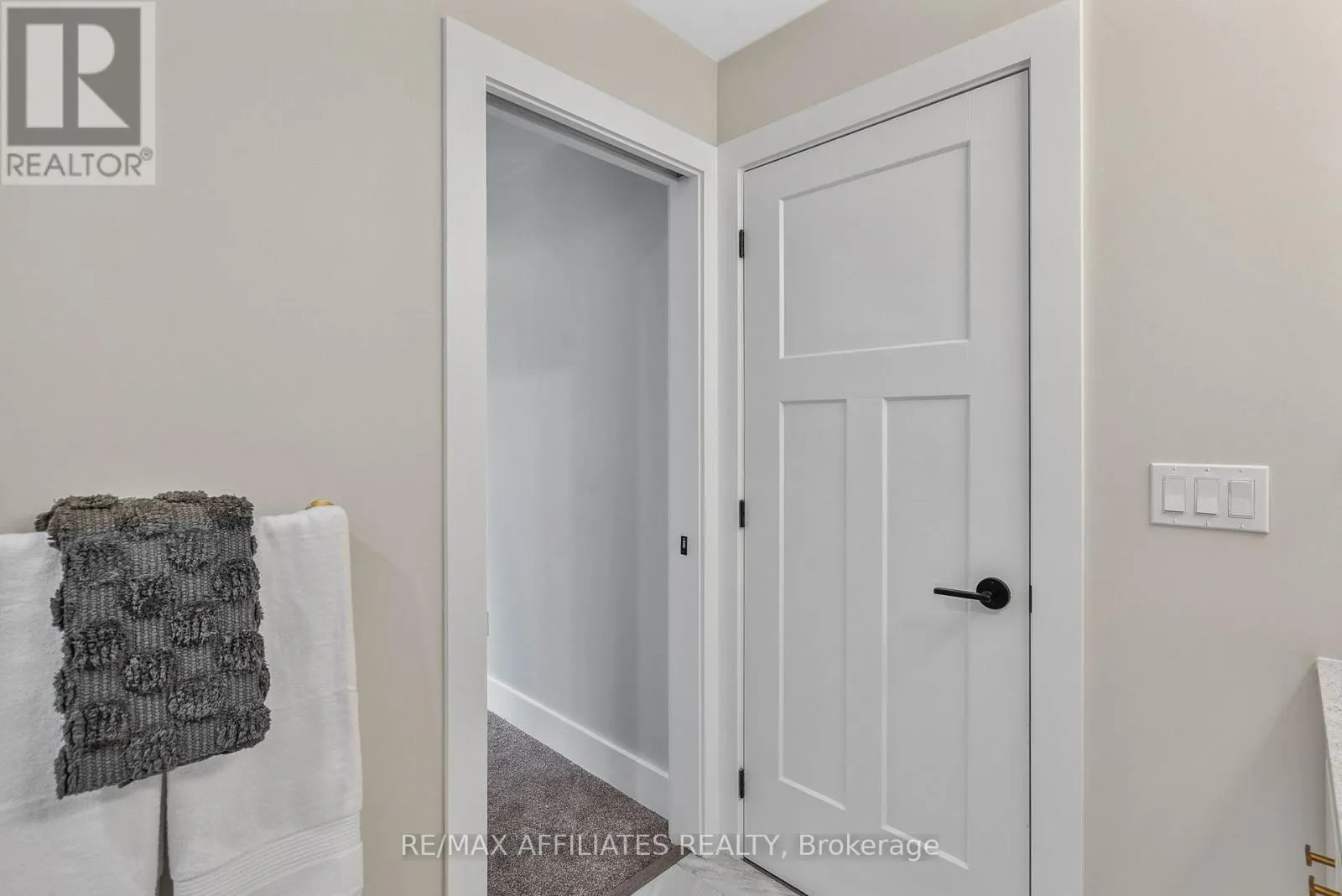 19B DUNDAS STREET