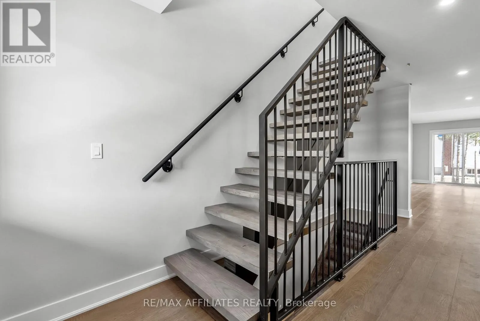 19B DUNDAS STREET
