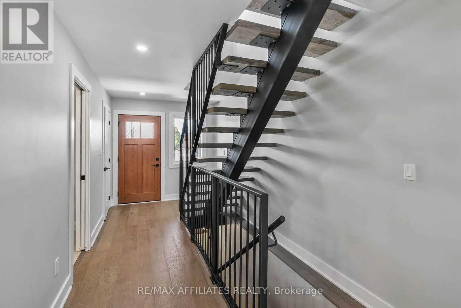 19B DUNDAS STREET