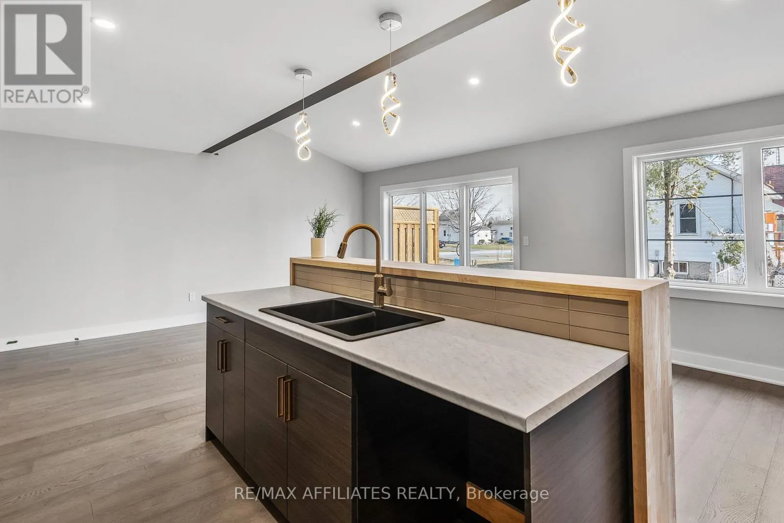 19B DUNDAS STREET