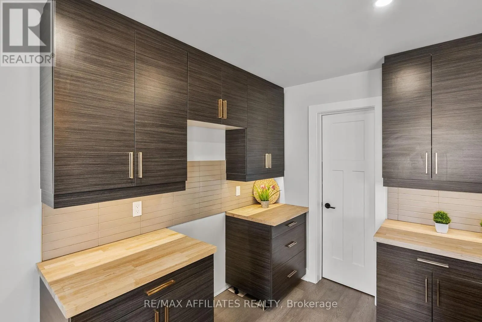 19B DUNDAS STREET