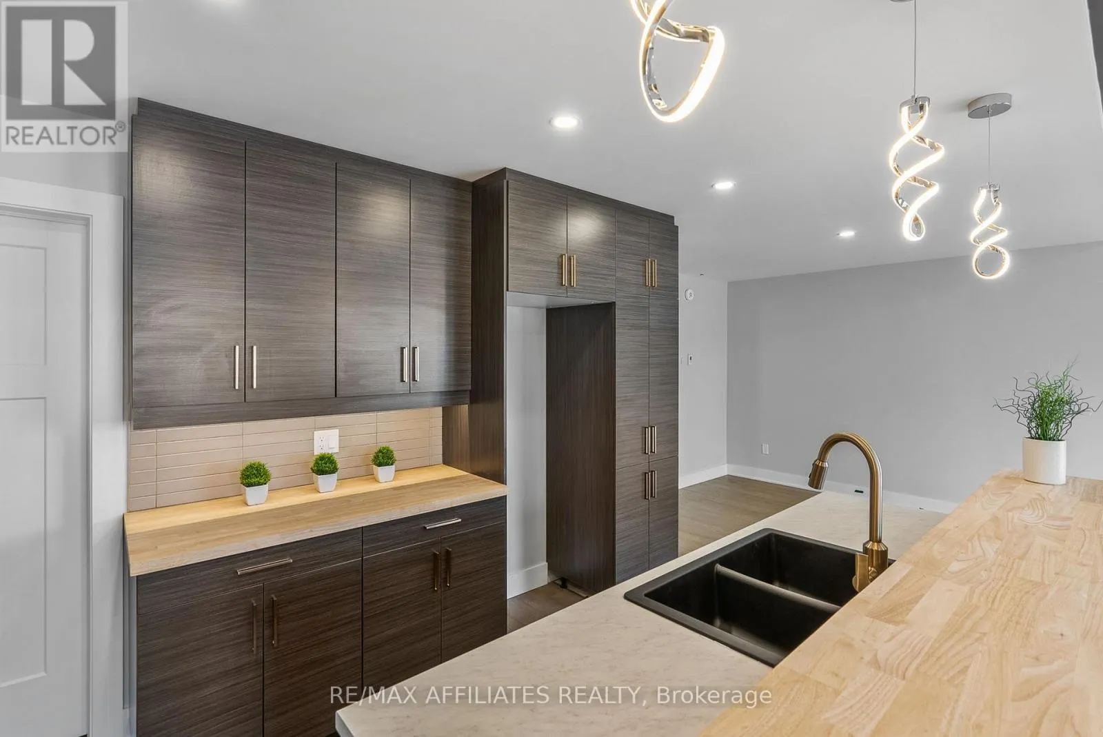 19B DUNDAS STREET