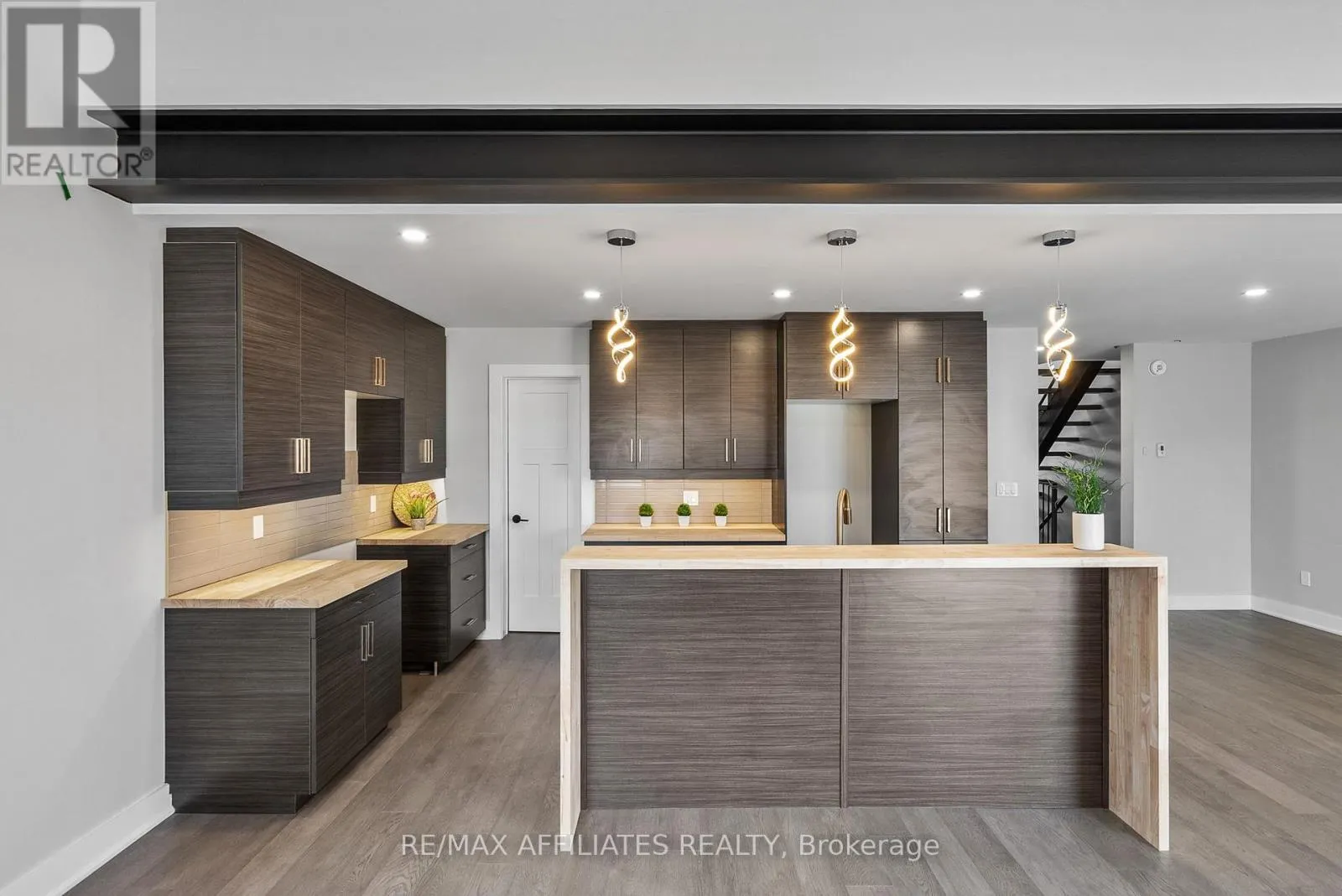 19B DUNDAS STREET
