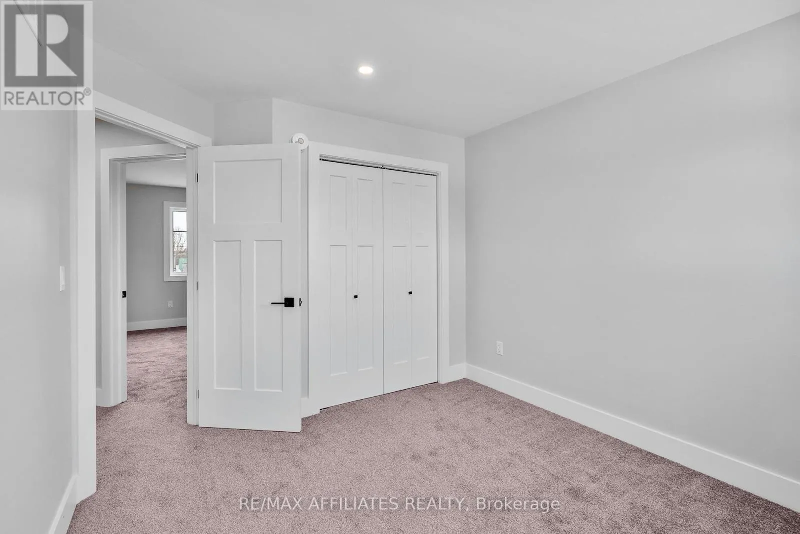 19B DUNDAS STREET