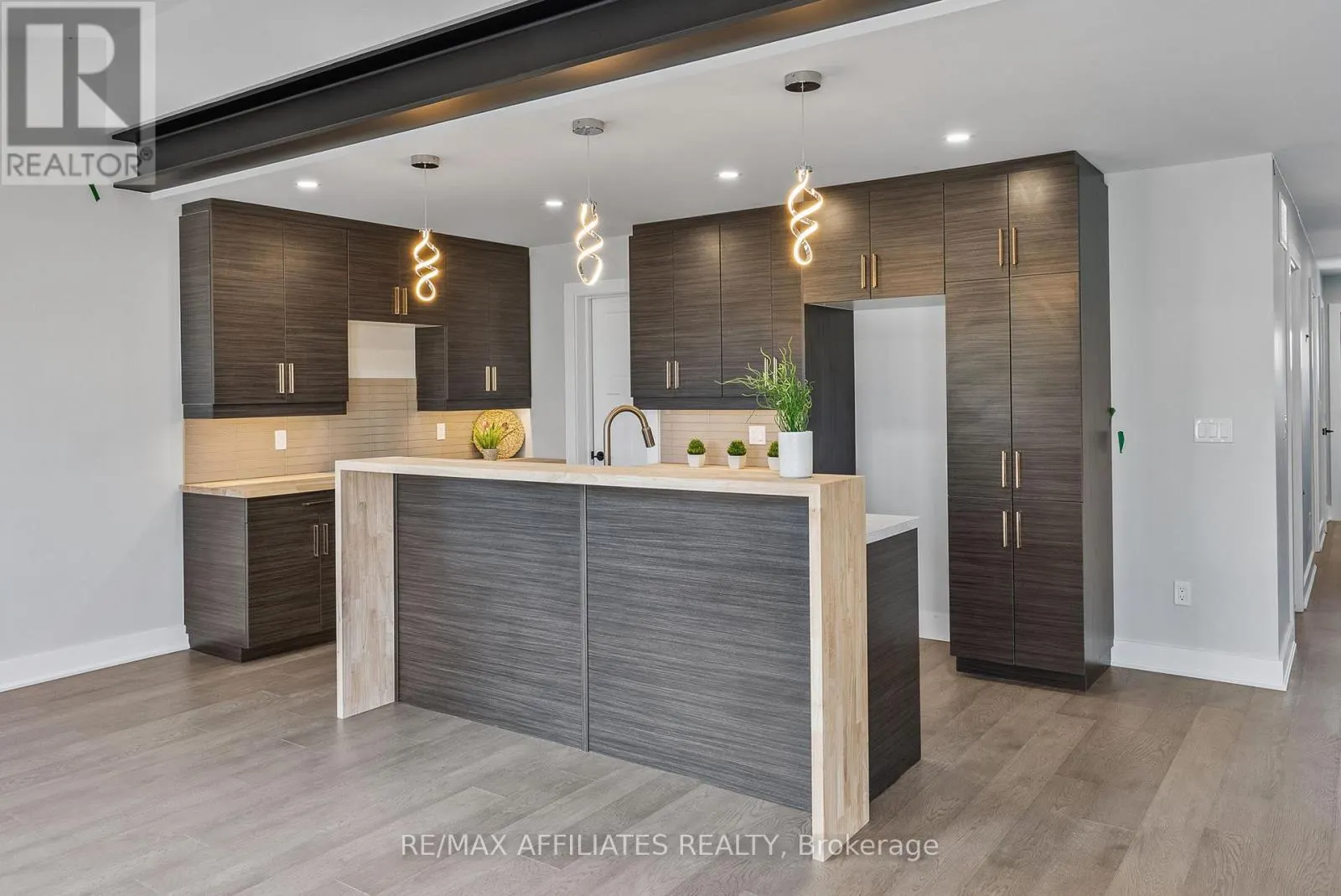 19B DUNDAS STREET