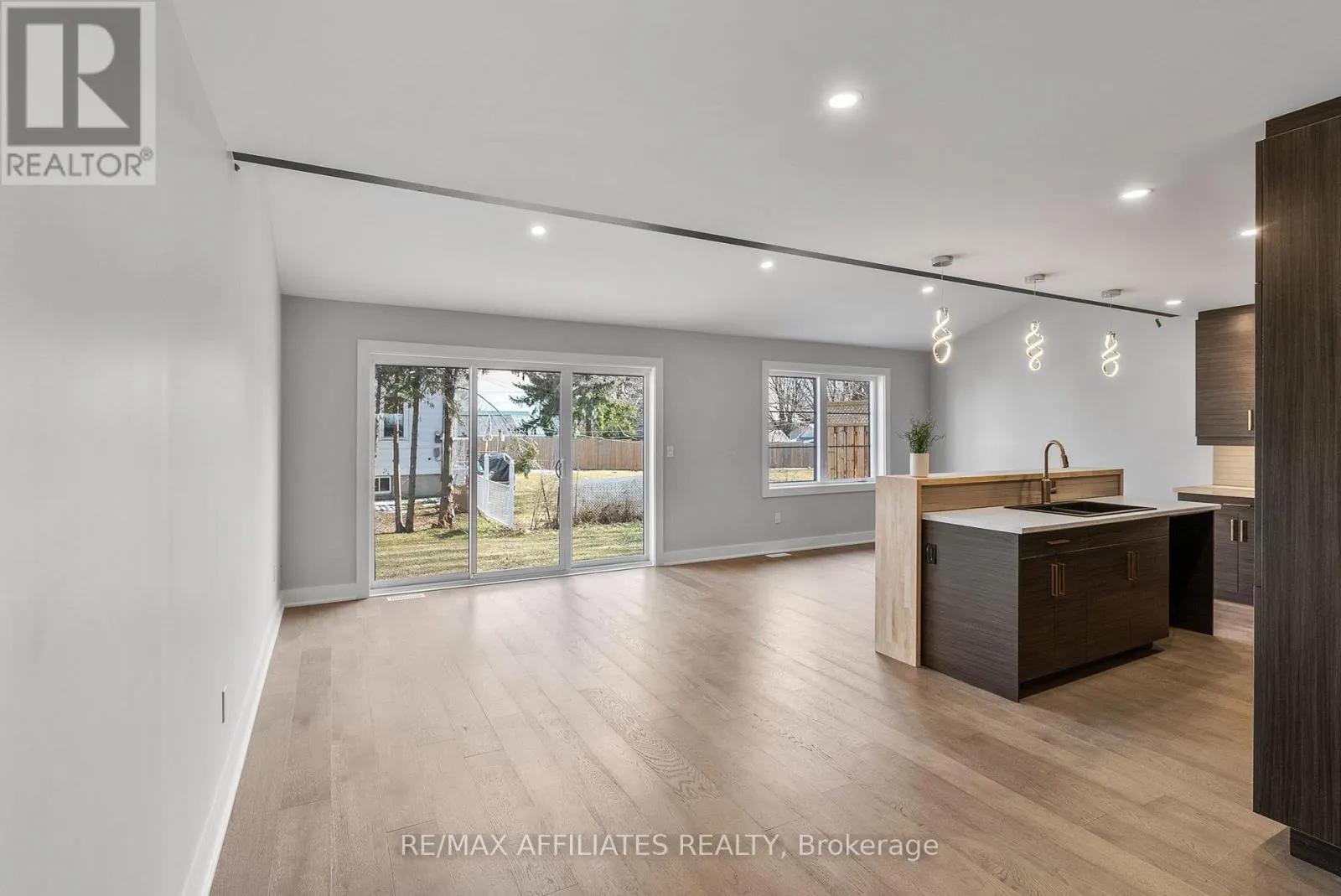 19B DUNDAS STREET