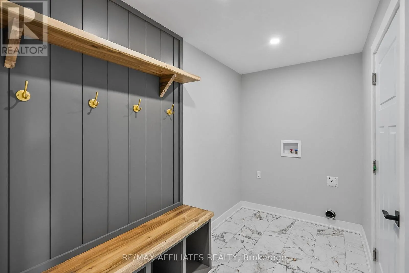 19B DUNDAS STREET