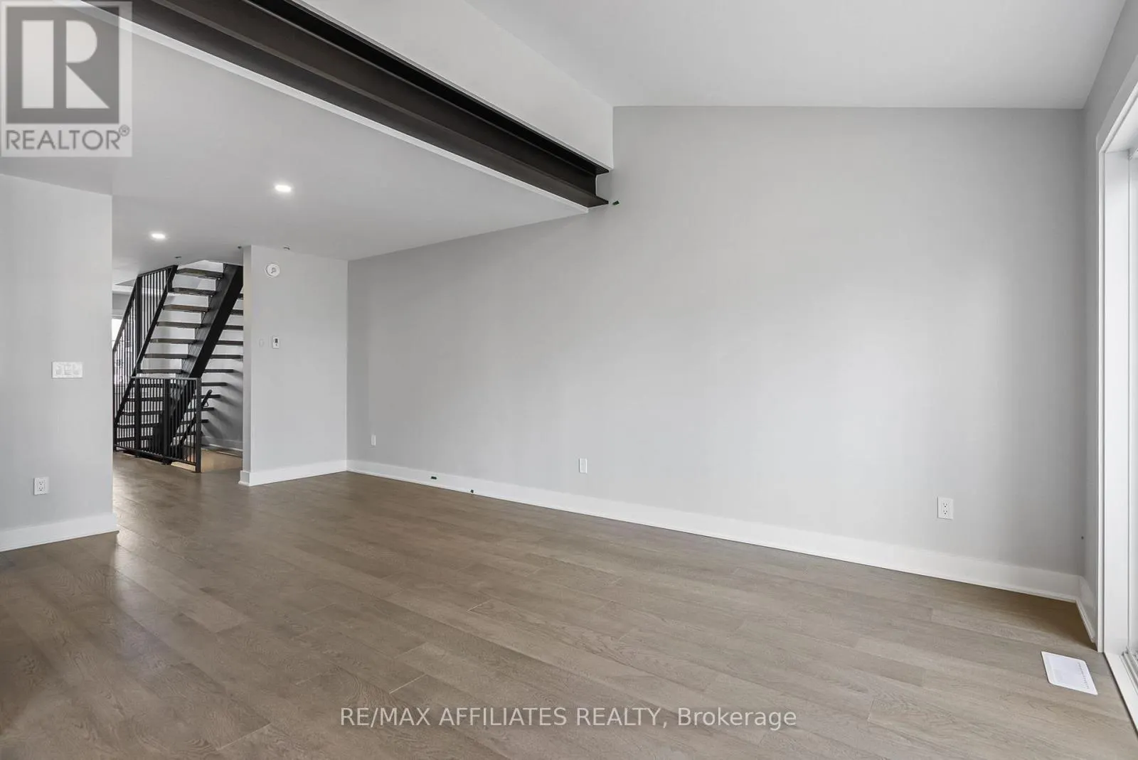 19B DUNDAS STREET
