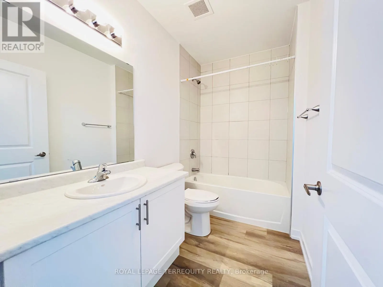 117 - 470 DUNDAS STREET E