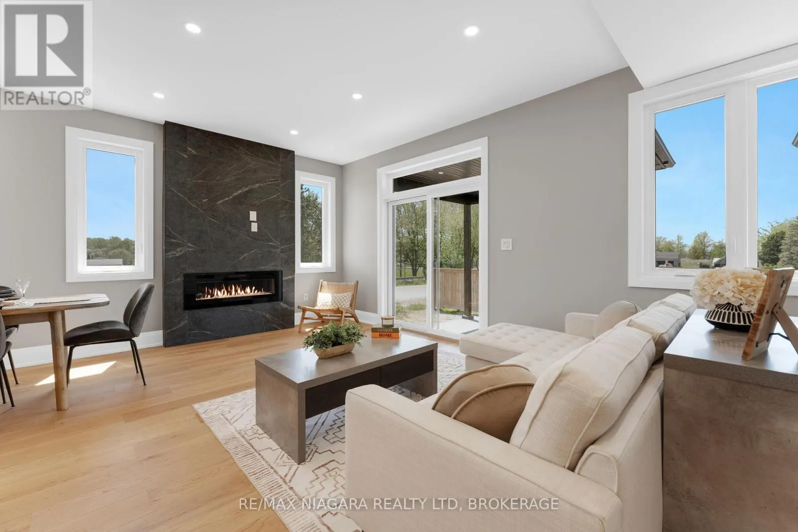 6208 CURLIN CRESCENT