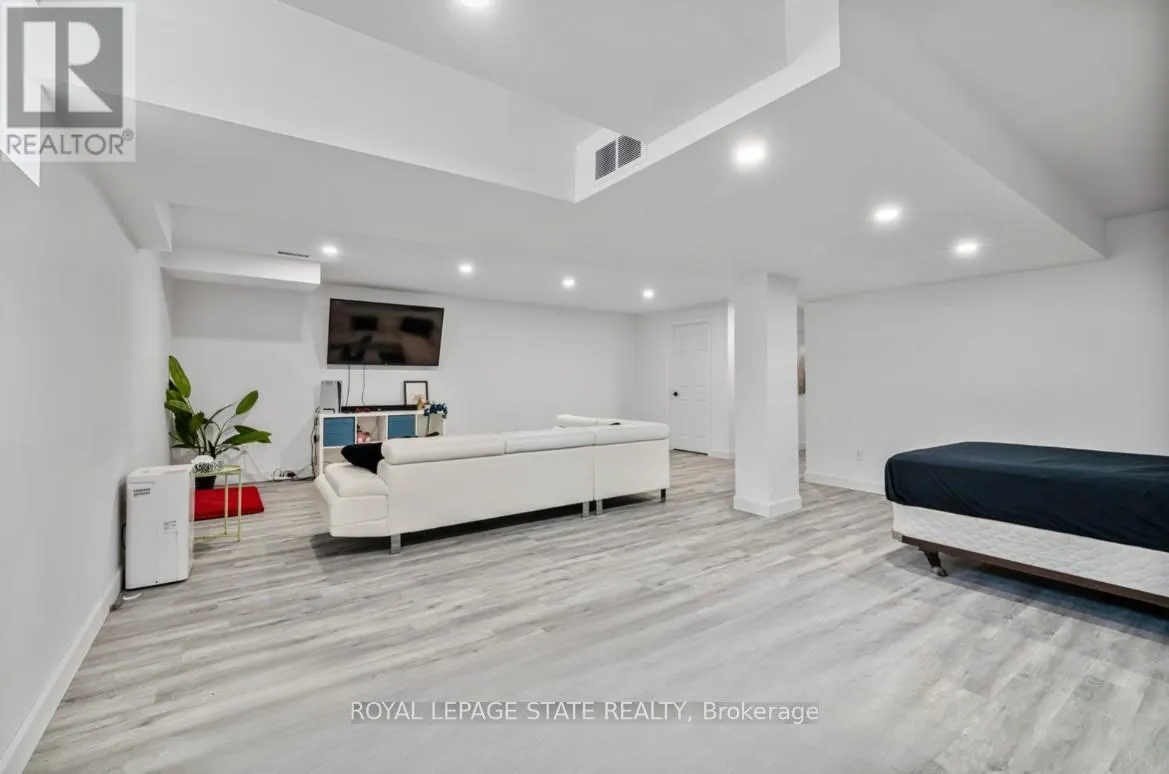 18 SOUTH COAST CIRCLE